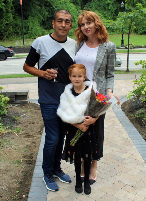 6 year old singer Eva with her proud parents